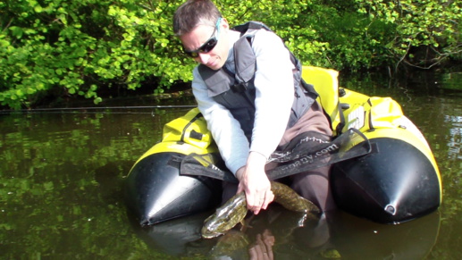 STAGE DECOUVERTE de la PECHE DES CARNASSIERS aux LEURRES en FLOAT-TUBE STAGE DECOUVERTE de la PECHE DES CARNASSIERS aux LEURRES en FLOAT-TUBE